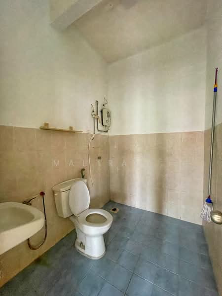 2-storey Terraced House for Sale in Bandar Nusaputra (Puchong) - Mahirah . - Bathroom - PropertyGuru.com.my