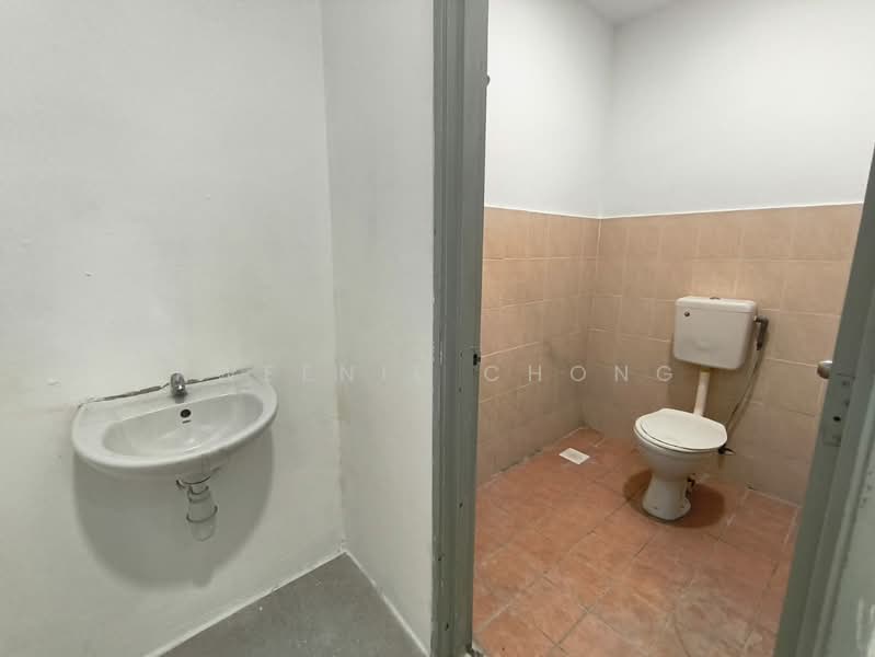 Kedai untuk Disewa di Bandar Sri Permaisuri (Cheras) - Kweenie Chong - Bathroom - PropertyGuru.com.my