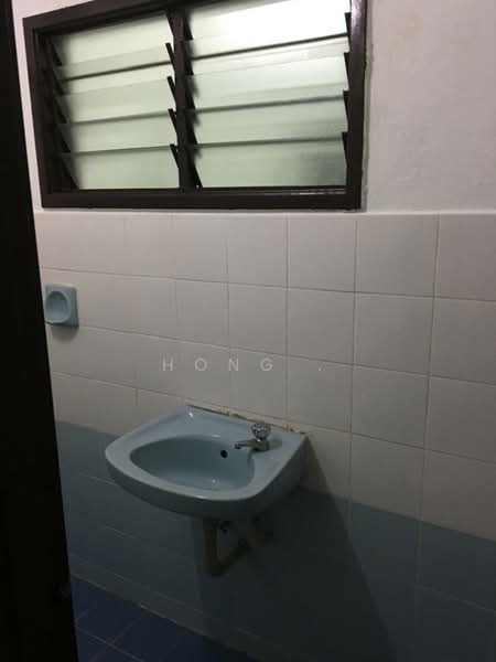 Rumah Teres 2 Tingkat untuk Disewa di Sungai Ara (Penang) - Hong . - Bathroom - PropertyGuru.com.my