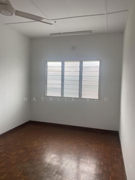 2-storey Terraced House for Sale in Taman United (Jalan Klang Lama (Old Klang Road)) - Natalie Soo - Upper floor rooms are like this - PropertyGuru.com.my
