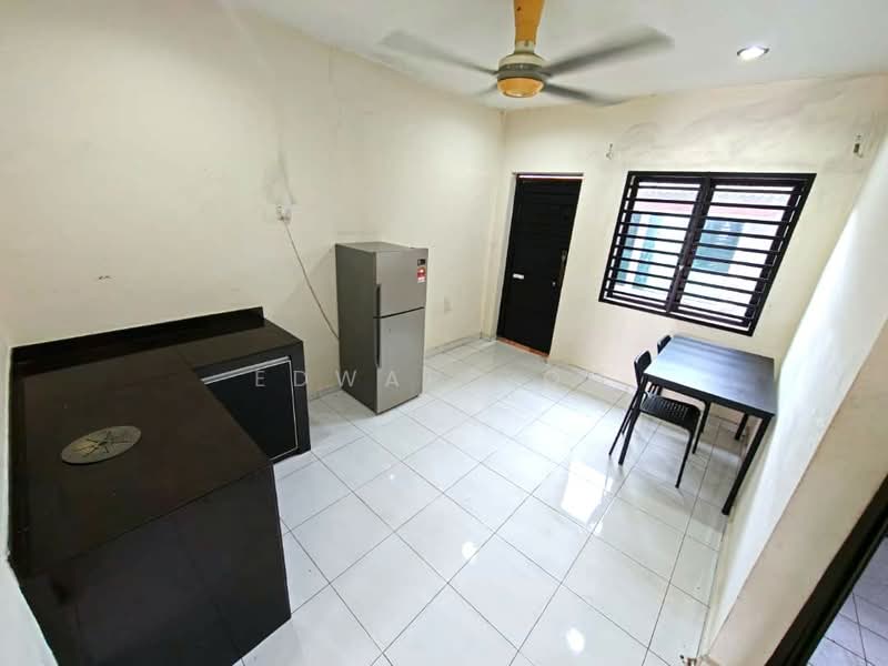 1-storey Terraced House for Rent in Taman Ungku Tun Aminah (Skudai) - Edward Oo - Kitchen - PropertyGuru.com.my
