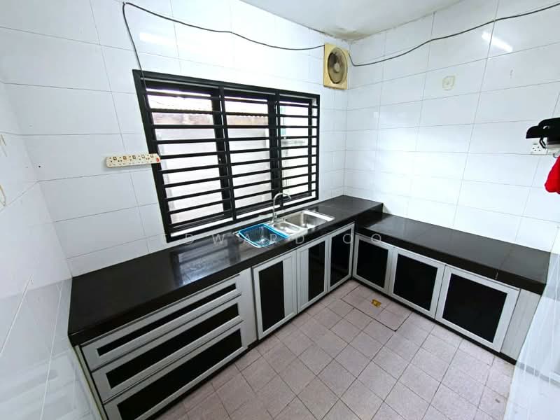 1-storey Terraced House for Rent in Taman Ungku Tun Aminah (Skudai) - Edward Oo - Kitchen - PropertyGuru.com.my
