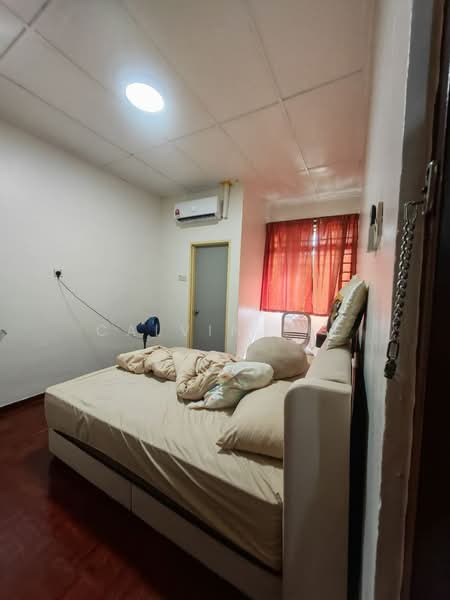 Rumah Teres 1.5 Tingkat untuk Dijual di Taman Bukit Jaya (Ulu Tiram) - Calvin Lee - Bedroom - PropertyGuru.com.my
