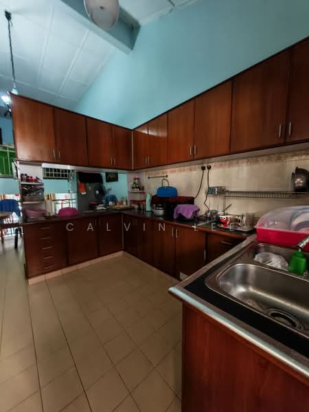 Rumah Teres 1.5 Tingkat untuk Dijual di Taman Bukit Jaya (Ulu Tiram) - Calvin Lee - Kitchen - PropertyGuru.com.my