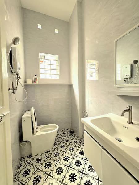 Kedai untuk Dijual di George Town (Penang) - Stanley Saw - Bathroom - PropertyGuru.com.my