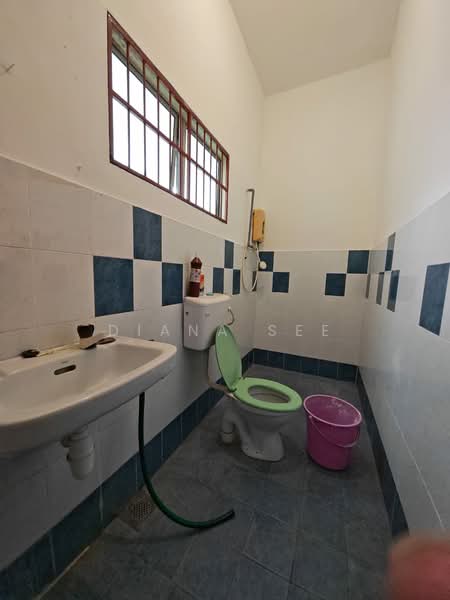 Semi-Detached House for Sale in Taman Mesra (Klang) - Diana See - Bathroom - PropertyGuru.com.my