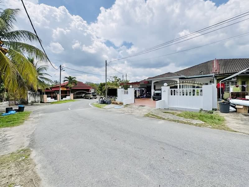 1-storey Terraced House for Sale in Taman Desa Bukit Bujang (Kuala Kubu Bharu) - Erin Yusof - Exterior - PropertyGuru.com.my