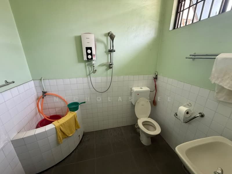 Semi-Detached House for Sale in Taman Canning (Ipoh) - Nicholas Lee - Bathroom - PropertyGuru.com.my