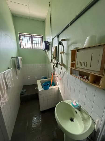 Semi-Detached House for Sale in Taman Canning (Ipoh) - Nicholas Lee - Bathroom - PropertyGuru.com.my