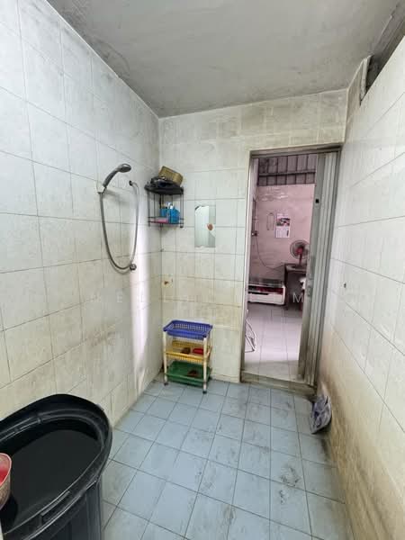 Terrace Factory for Sale in Taman Mount Austin (Tebrau) - Nellie Lim - Bathroom - PropertyGuru.com.my