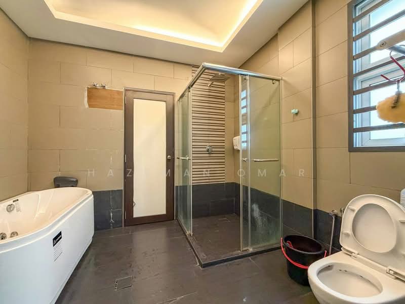 2.5-storey Terraced House for Sale in Taman Suria Tropika (Seri Kembangan) - Hazeman Omar - Bathroom - PropertyGuru.com.my
