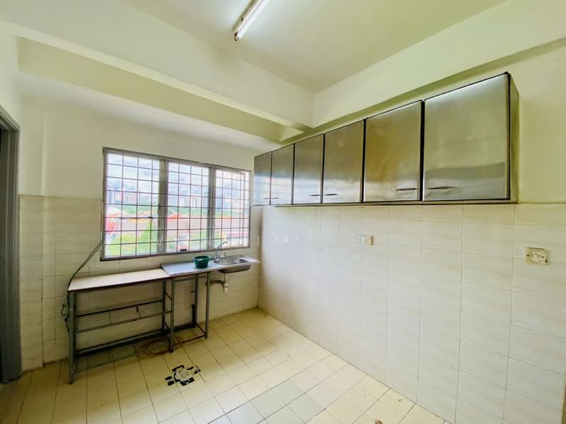 Flat for Rent at Taman Kinrara Seksyen 4 - Vinnie Woo - Kitchen - PropertyGuru.com.my