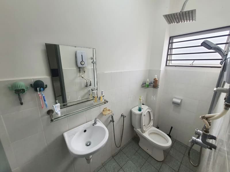 Rumah Teres 2 Tingkat untuk Dijual di Taman Puncak Jalil (Seri Kembangan) - Jason Tan - Bathroom - PropertyGuru.com.my