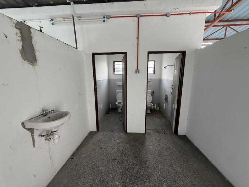 Gudang untuk Disewa di Bandar Utama Batang Kali (Batang Kali) - Dennix Chin - Bathroom - PropertyGuru.com.my
