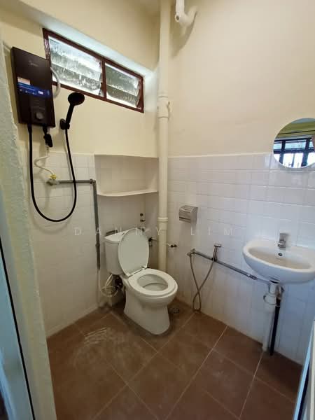 Flat for Rent at Taman Harbour View (Wisma KGN) - Danny Lim - Bathroom - PropertyGuru.com.my
