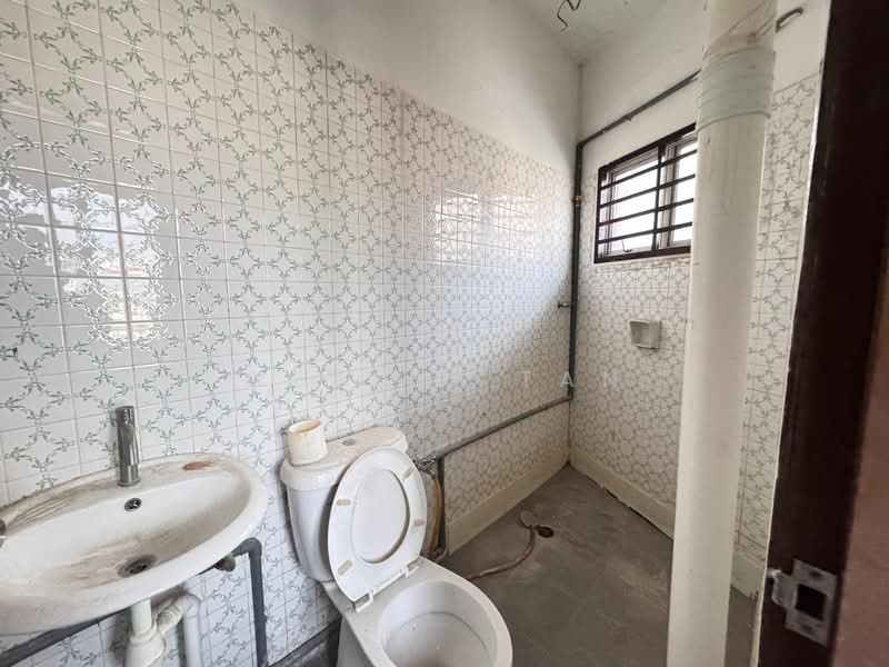 Shop for Sale in Ujong Pasir (Melaka) - Wesley Tan - Bathroom - PropertyGuru.com.my