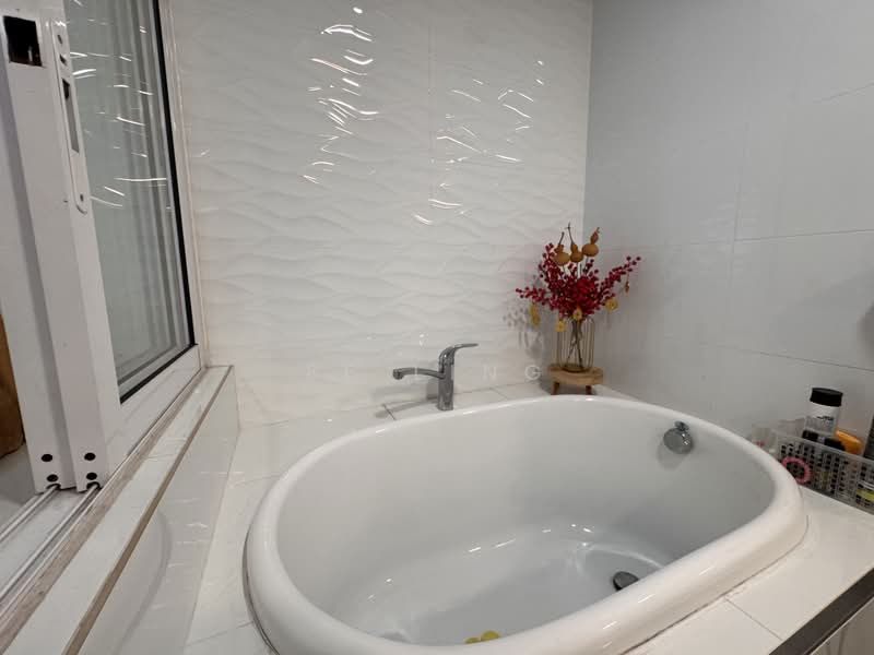 Condominium for Sale at Ken Damansara - EE Ling - renovated bathroom with bathtub - PropertyGuru.com.my
