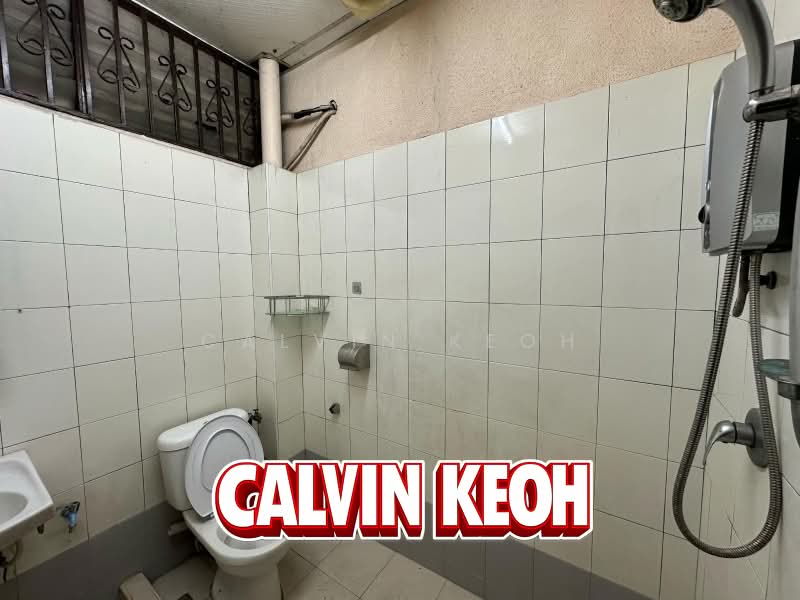 Semi-Detached House for Sale in Taman Iping (Batu Maung) - Calvin Keoh - Bathroom - PropertyGuru.com.my