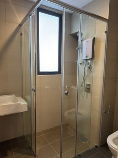 Kondominium untuk Disewa di Kuchai Sentral - Kim Ling - Master Bathroom - PropertyGuru.com.my