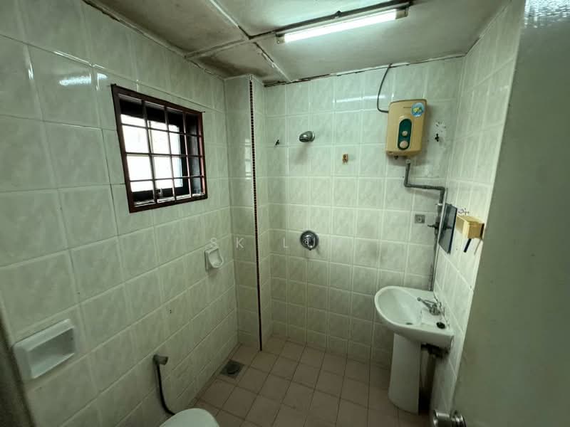 Rumah Teres 2 Tingkat untuk Dijual di Bandar Country Homes (Rawang) - SK Luk - Bathroom - PropertyGuru.com.my