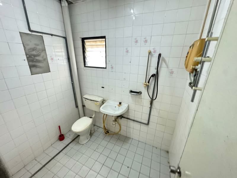 Rumah Teres 2 Tingkat untuk Dijual di Bandar Country Homes (Rawang) - SK Luk - Bathroom - PropertyGuru.com.my