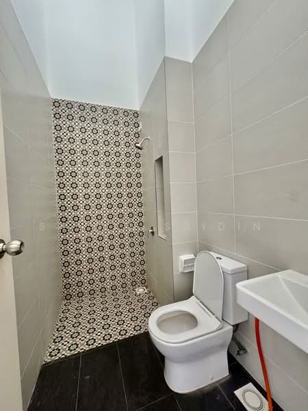 Semi-Detached House for Rent in Kuala Selangor (Selangor) - Shiqin Saidin - Bathroom - PropertyGuru.com.my