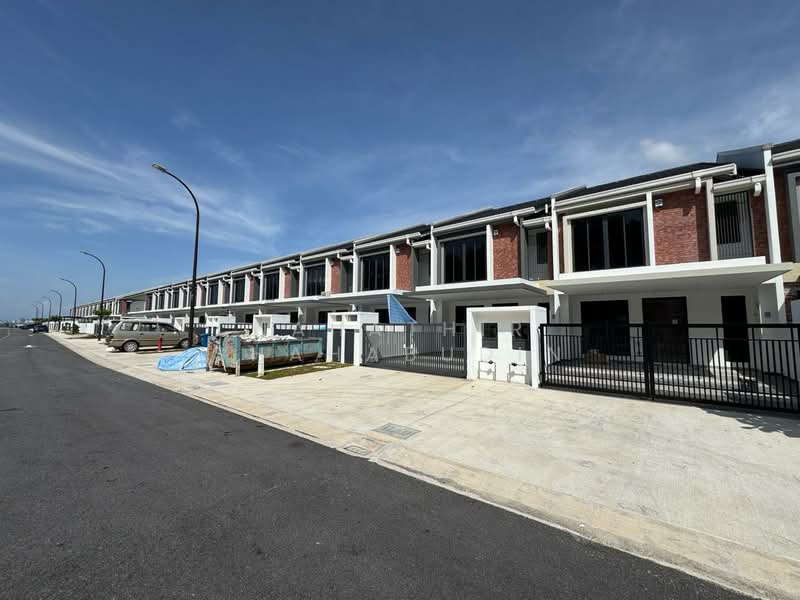 2-storey Terraced House for Sale in Shah Alam (Selangor) - Nahathir Shahabudin - Exterior - PropertyGuru.com.my