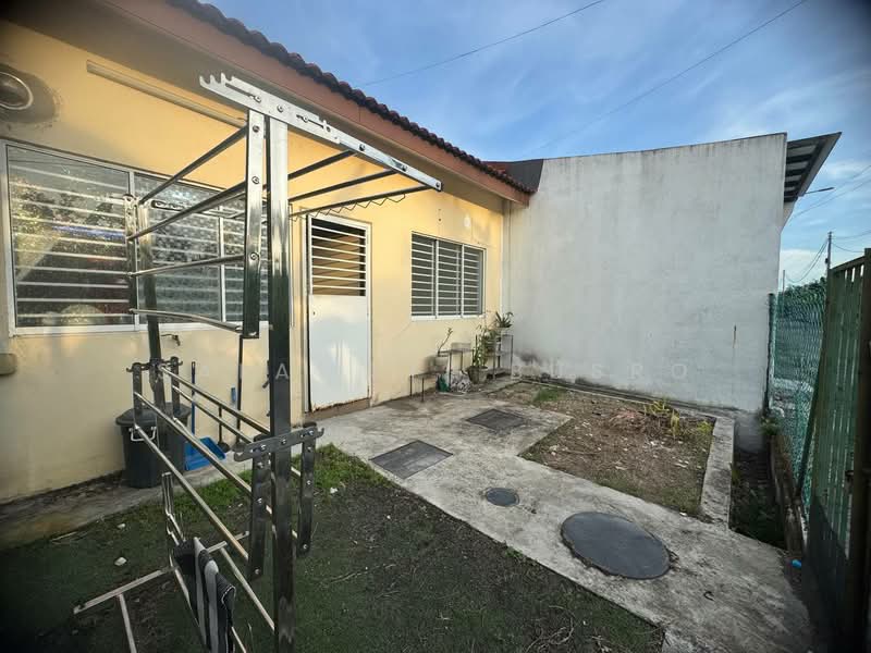 1-storey Terraced House for Sale in Kampung Rantau Panjang (Kapar) - Salawati Busro - Exterior - PropertyGuru.com.my