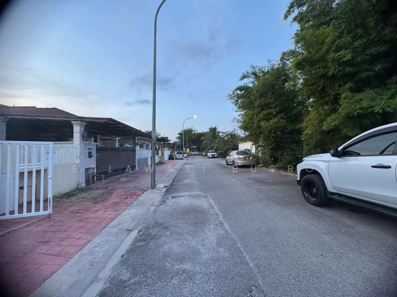 1-storey Terraced House for Sale in Kampung Rantau Panjang (Kapar) - Salawati Busro - Exterior - PropertyGuru.com.my