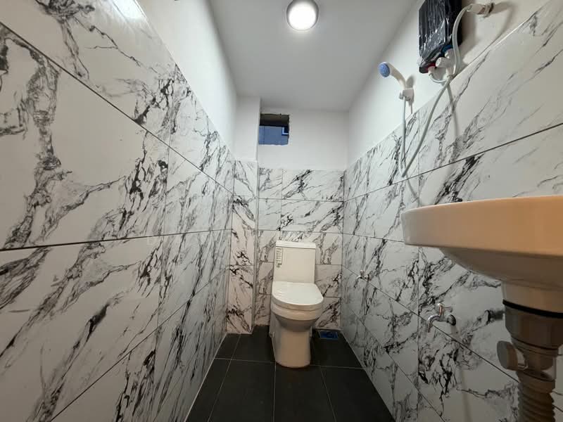 Rumah Teres 2 Tingkat untuk Dijual di Taman Rawang Jaya (Rawang) - Danny Wong - Bathroom - PropertyGuru.com.my