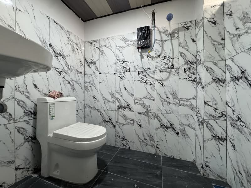 Rumah Teres 2 Tingkat untuk Dijual di Taman Rawang Jaya (Rawang) - Danny Wong - Bathroom - PropertyGuru.com.my