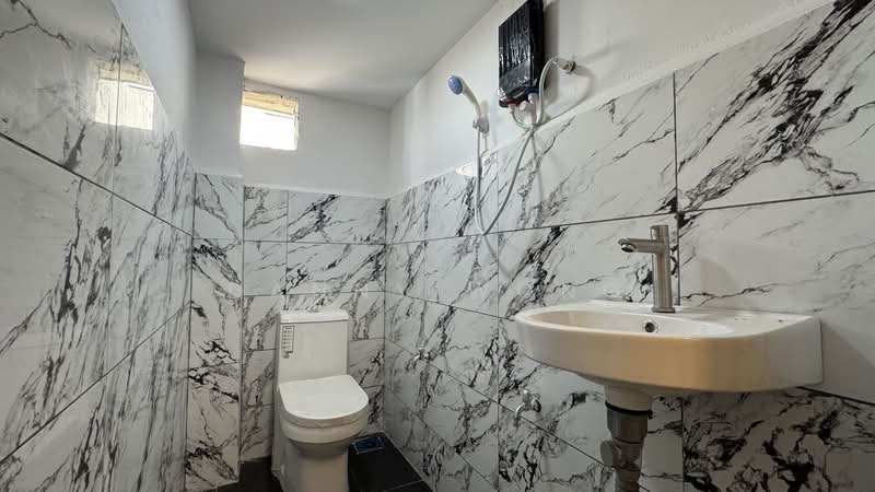 Rumah Teres 2 Tingkat untuk Dijual di Taman Rawang Jaya (Rawang) - Danny Wong - Bathroom - PropertyGuru.com.my