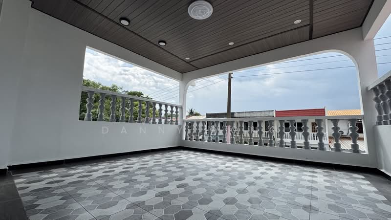 Rumah Teres 2 Tingkat untuk Dijual di Taman Rawang Jaya (Rawang) - Danny Wong - Balcony - PropertyGuru.com.my