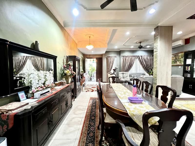 Rumah Teres untuk Dijual di Bukit Jelutong (Shah Alam) - Nahathir Shahabudin - Dining Room - PropertyGuru.com.my
