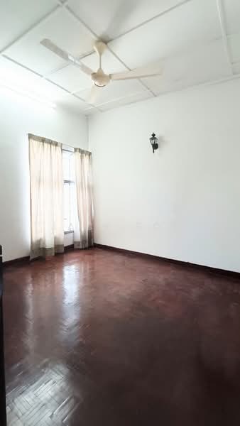 2-storey Terraced House for Sale in Bukit Rahman Putra (Sungai Buloh) - Jack Soo - Upstair living area - PropertyGuru.com.my