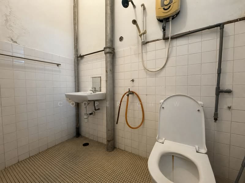 Rumah Teres 2 Tingkat untuk Dijual di SS 21, Damansara Utama (Petaling Jaya) - Cooper Chow - Bathroom - PropertyGuru.com.my