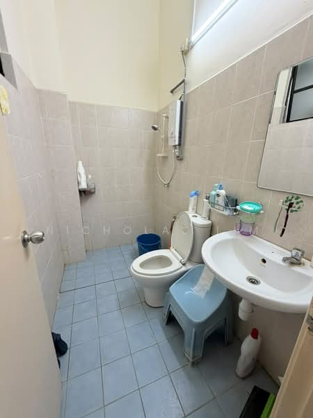 Rumah Berkembar untuk Dijual di Bandar Nusaputra (Puchong) - Nicholas Lim - Bathroom - PropertyGuru.com.my