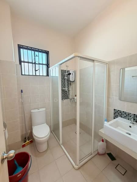 Rumah Berkembar untuk Dijual di Bandar Nusaputra (Puchong) - Nicholas Lim - Bathroom - PropertyGuru.com.my