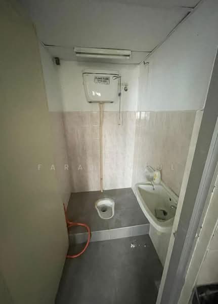 Kedai untuk Disewa di Bandar Seri Putra (Bangi) - Farah Rasul - Bathroom - PropertyGuru.com.my
