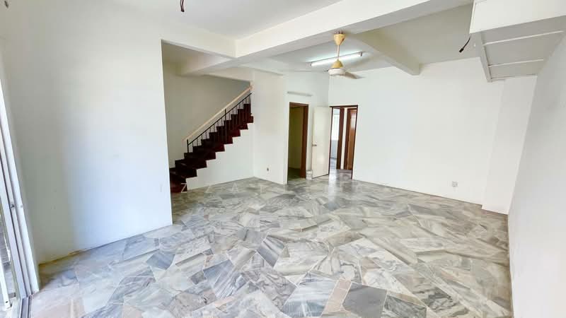 2.5-storey Terraced House for Sale in Taman Equine (Seri Kembangan) - Izzati Mat - Living Room - PropertyGuru.com.my