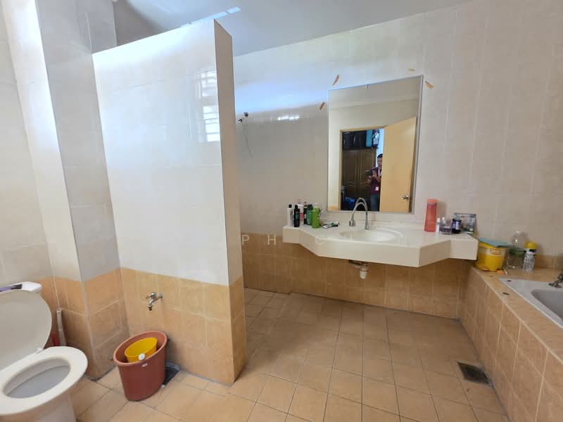 Semi-Detached House for Sale in Subang Bestari (Shah Alam) - Joseph Chan - Bathroom - PropertyGuru.com.my
