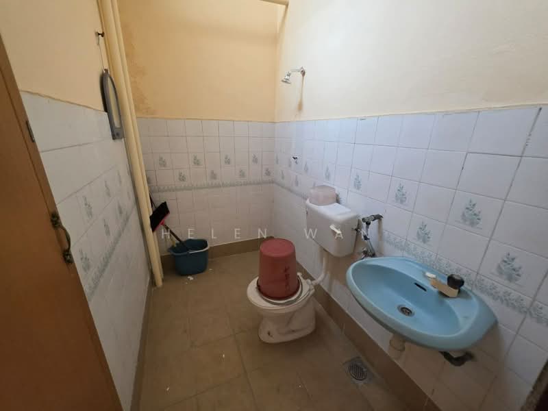 Rumah Teres 2 Tingkat untuk Dijual di Taman Bayu Perdana (Klang) - Helen Wan - Bathroom - PropertyGuru.com.my