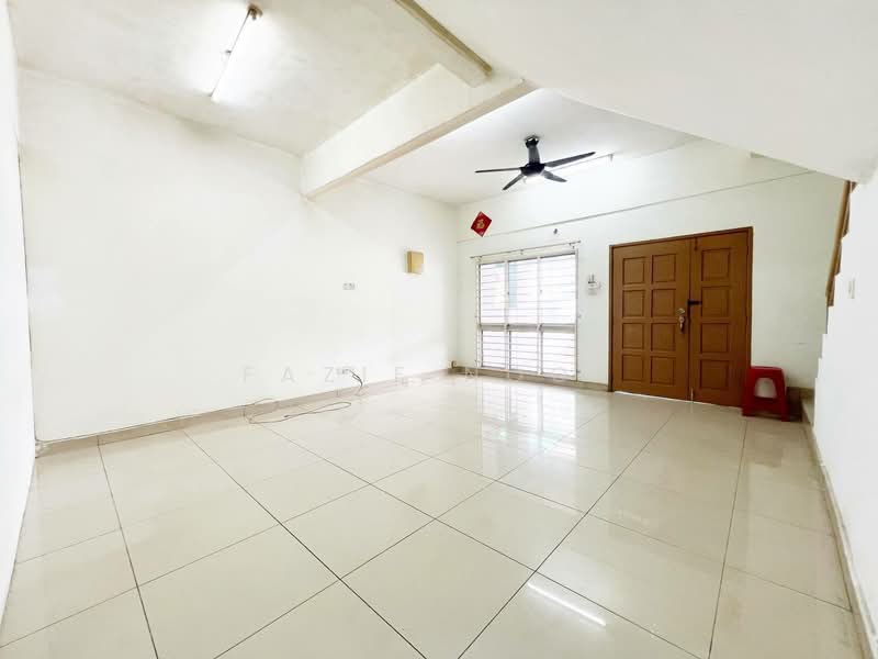 3-storey Terraced House for Sale in Sungai Buloh (Selangor) - Fazie Noor - Living Room - PropertyGuru.com.my