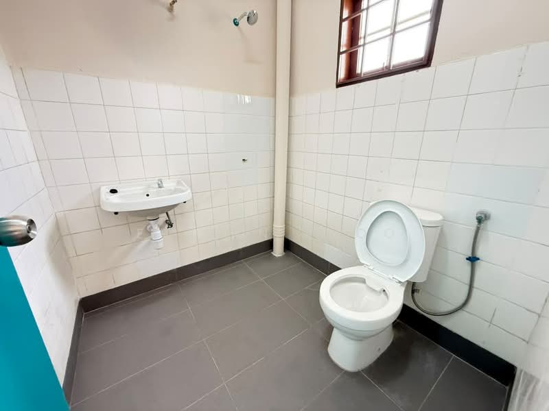 2-storey Terraced House for Rent in Bandar Country Homes (Rawang) - Evelyn Khoo - Bathroom - PropertyGuru.com.my