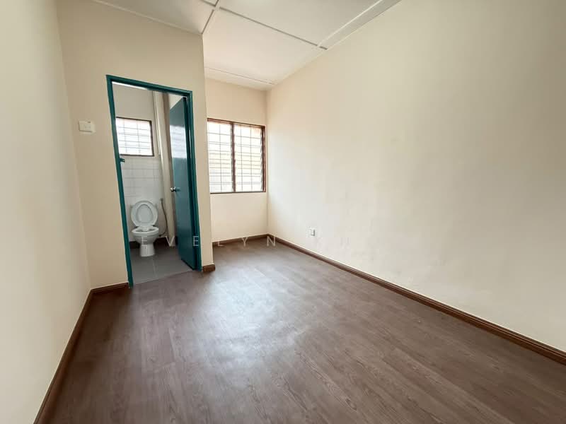 2-storey Terraced House for Rent in Bandar Country Homes (Rawang) - Evelyn Khoo - Room - PropertyGuru.com.my