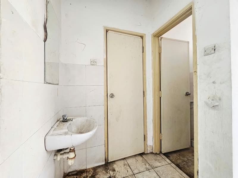Kedai untuk Disewa di Taman Setia Indah (Tebrau) - YC Fung - Bathroom - PropertyGuru.com.my