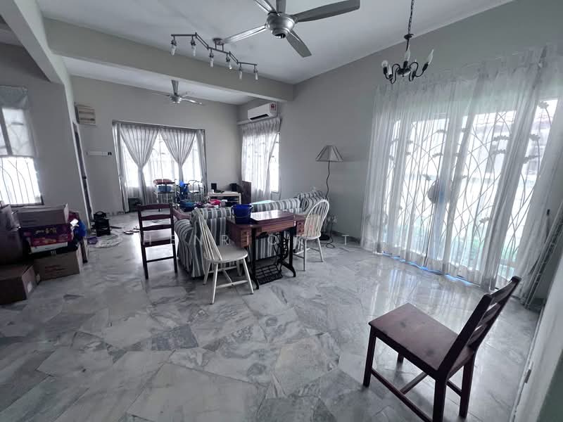 Rumah Teres 2 Tingkat untuk Dijual di Taman Kelana Idaman (Ara Damansara) - Henrick Tan - Living Room - PropertyGuru.com.my