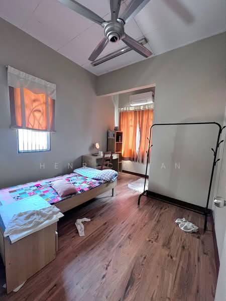 Rumah Teres 2 Tingkat untuk Dijual di Taman Kelana Idaman (Ara Damansara) - Henrick Tan - Bedroom - PropertyGuru.com.my