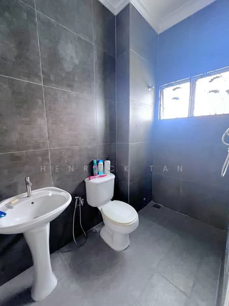 Rumah Teres 2 Tingkat untuk Dijual di Taman Kelana Idaman (Ara Damansara) - Henrick Tan - Bathroom - PropertyGuru.com.my