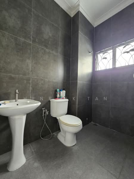 Rumah Teres 2 Tingkat untuk Dijual di Taman Kelana Idaman (Ara Damansara) - Henrick Tan - Bathroom - PropertyGuru.com.my